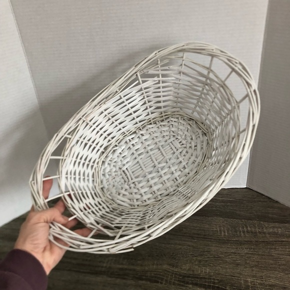 Vtg White Wicker Basket - Picture 5 of 13